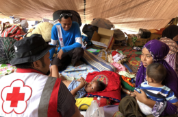 受地震影響民眾只能暫時棲身於臨時帳篷，當中包括婦孺。(Photo @ IFRC)