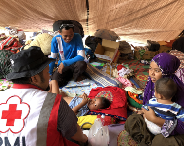 受地震影響民眾只能暫時棲身於臨時帳篷，當中包括婦孺。(Photo @ IFRC)